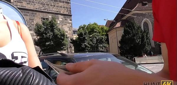 HUNT4K. Nerdy Cuckold beobachtet gehorsam den Sex von Freundinnen mit Fremden